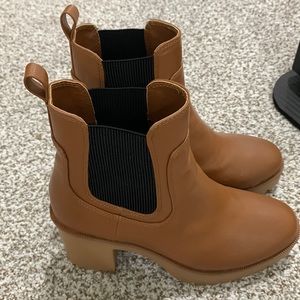 Never worn women’s boots 8.5